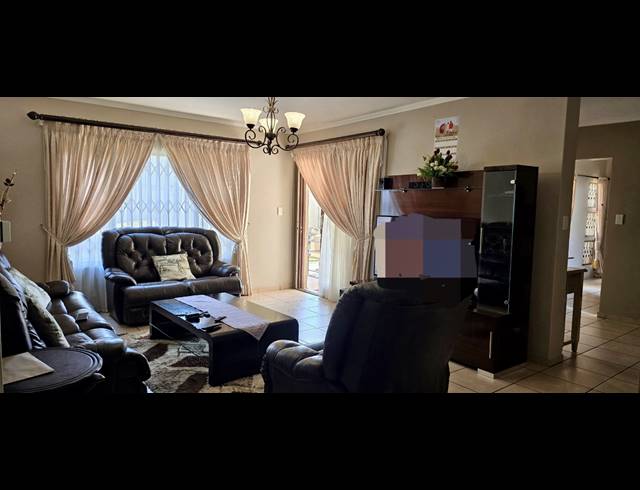 4 BEDROOM HOUSE FOR SALE IN ROOIHUISKRAAL NORTH